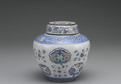 图片[3]-Copper lidded jar with flowers and butterflies decoration in painted enamels on a white glaze ground, Qing dynasty, Qianlong reign (1736-1795)-China Archive